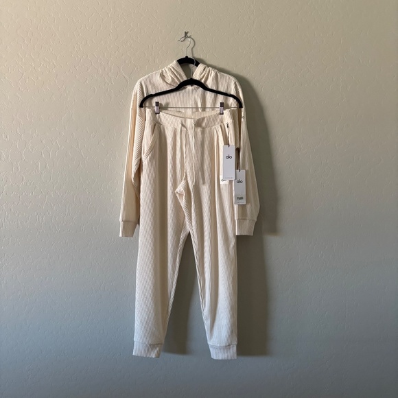 ALO Muse Jogger M and Sweater Hoodie S Creme Ivory Set New with Tags - Picture 2 of 11